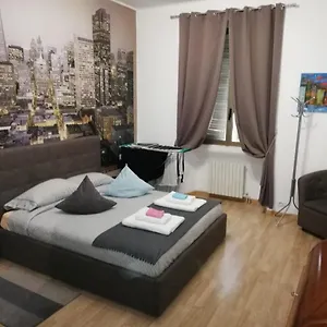 Apartent 4 , Milano Italia